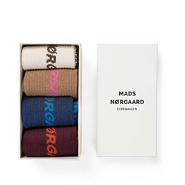 Mads Nørgaard Sock Box Logo Step hos parfumerihamoghende.dk 