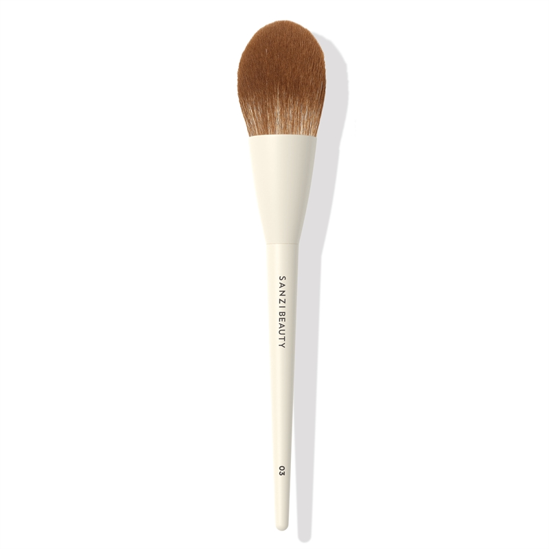 Sanzi Powder Brush 03 hos parfumerihamoghende.dk 