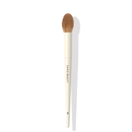 Sanzi Highlighter Brush 06 hos parfumerihamoghende.dk 