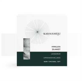 Karmameju Himalaya Blanket Light Grey hos parfumerihamoghende.dk 