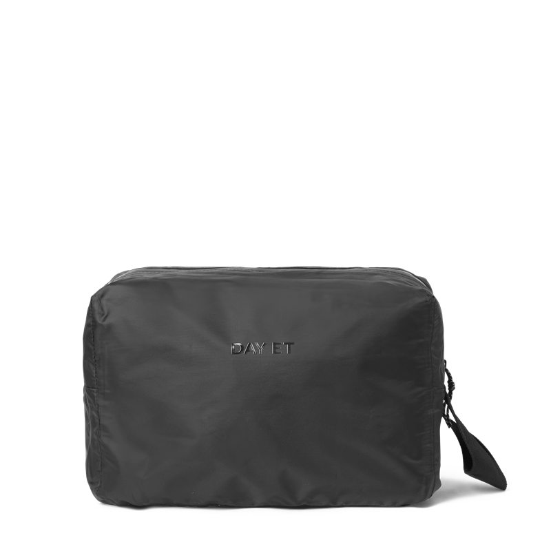 Day RE-No Rain Washbag M - Black  hos parfumerihamoghende.dk 